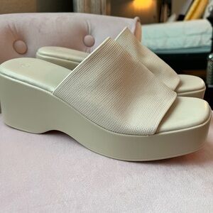 Platform slides.  Tan.  size 7